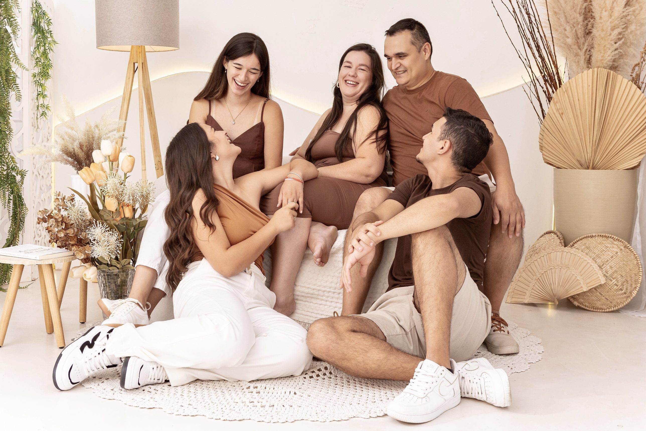 Família sorrindo durante ensaio fotográfico no Estúdio Lia, em Mogi das Cruzes